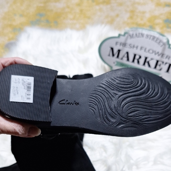 NWT Elegant Clarks Black Suede Women's Boots - Picture 4 of 10